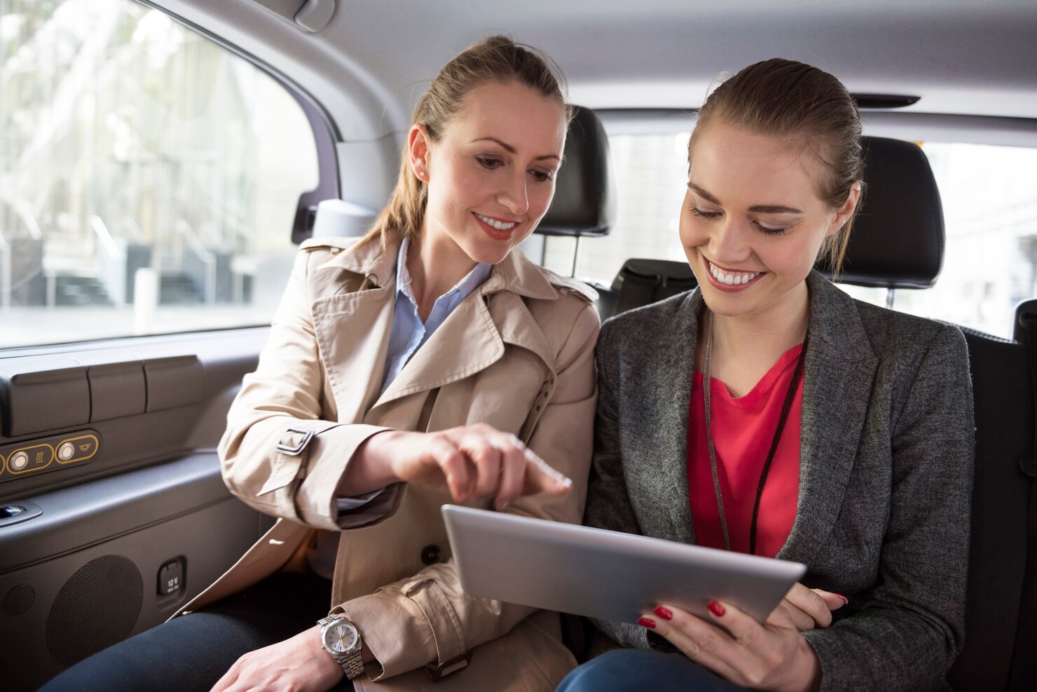 Deux femmes utilisant une tablette