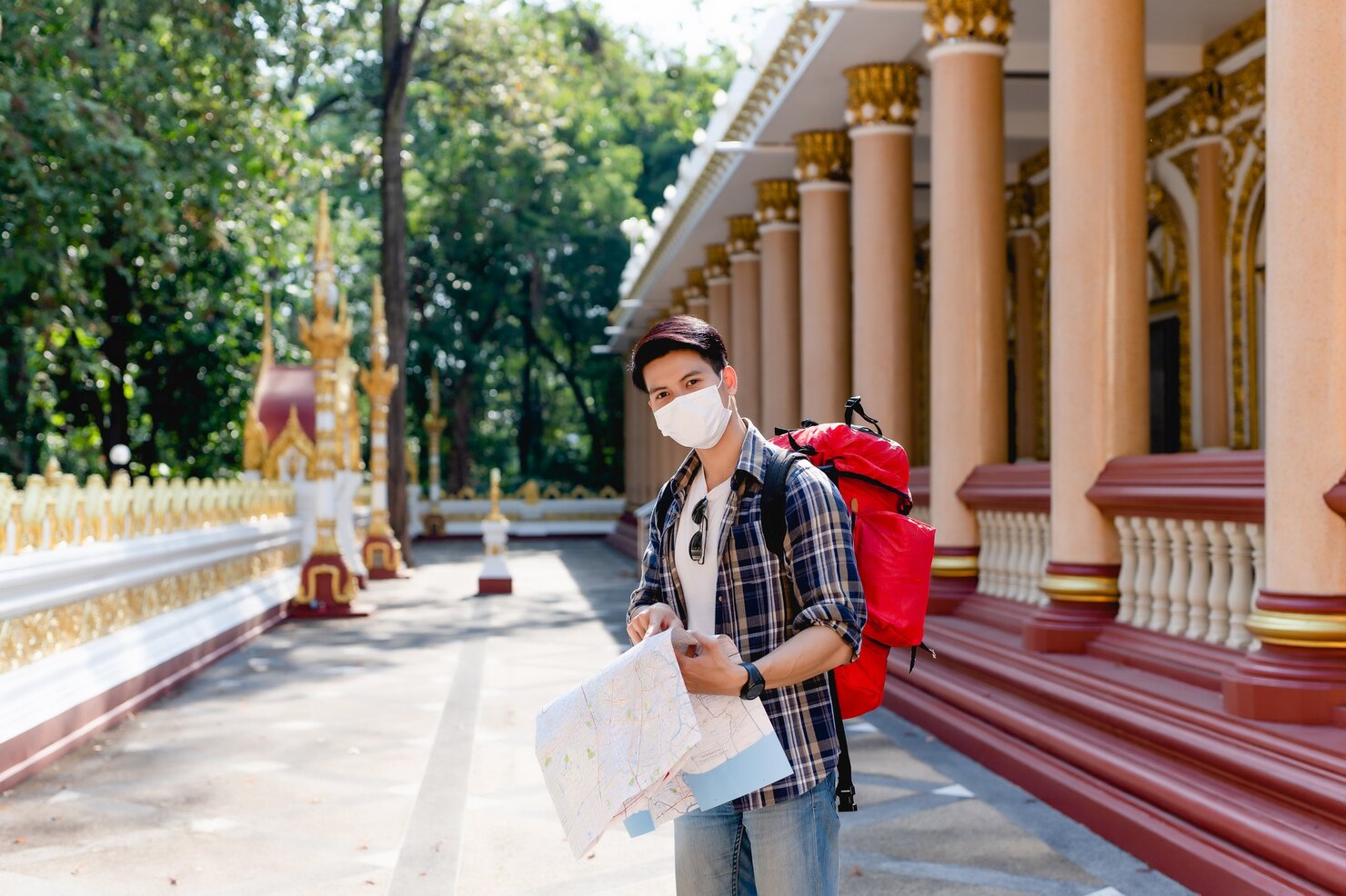 Touriste avec une carte