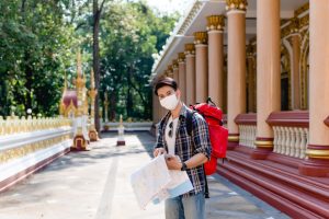 Touriste avec une carte
