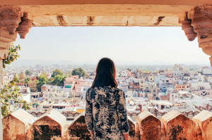Femme surplombant une ville depuis un point de vue historique en terrasse