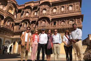 Groupe de touristes devant une demeure indienne historique